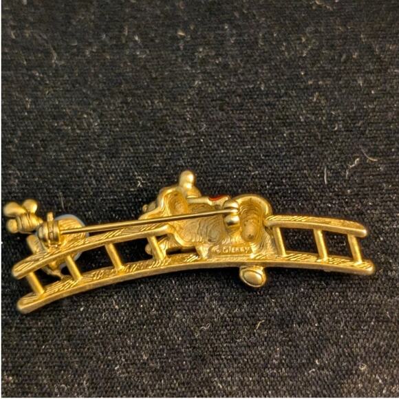 Disney Pooh Bear Climbing Ladder to Honey Pot Red & Blue Enamel Gold Tone Pin - Picture 3 of 4